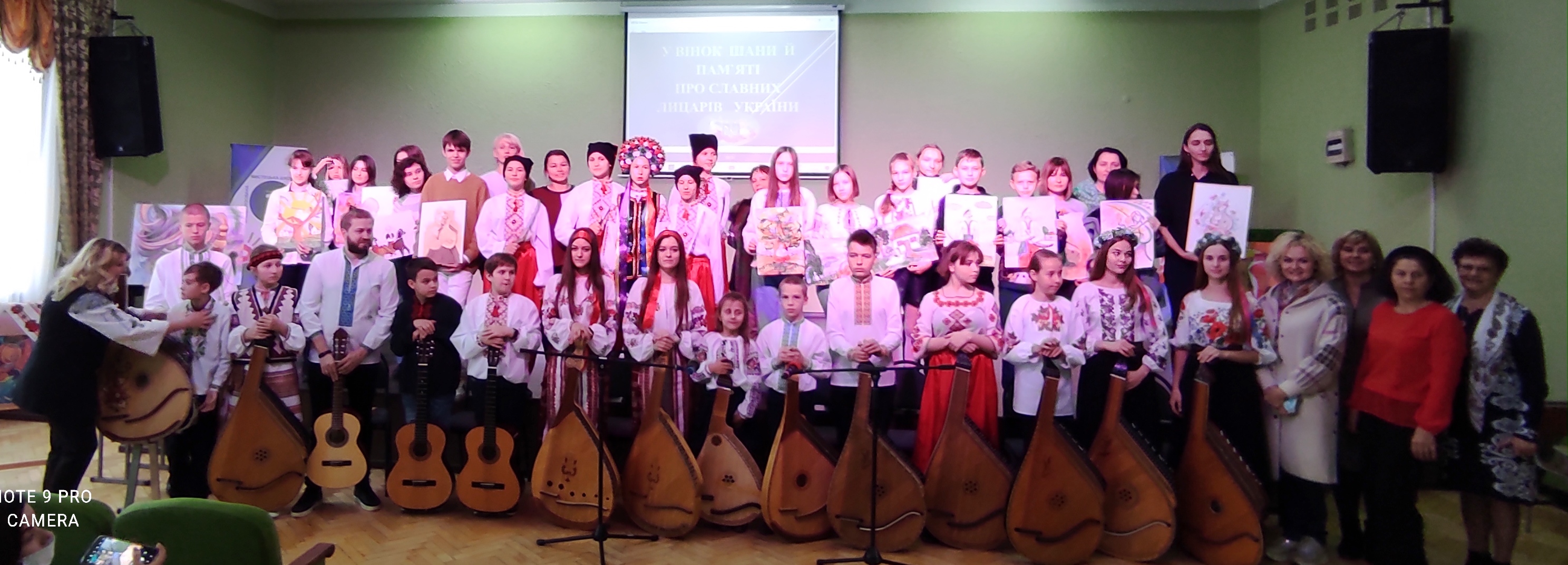 На сцені учасники мистецького дійства